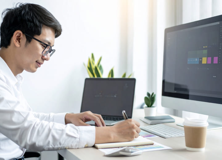 デザインをする人物の画像