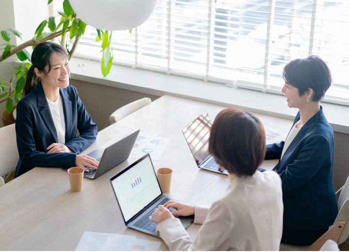 パソコンを見ながらコンサルティングしている画像